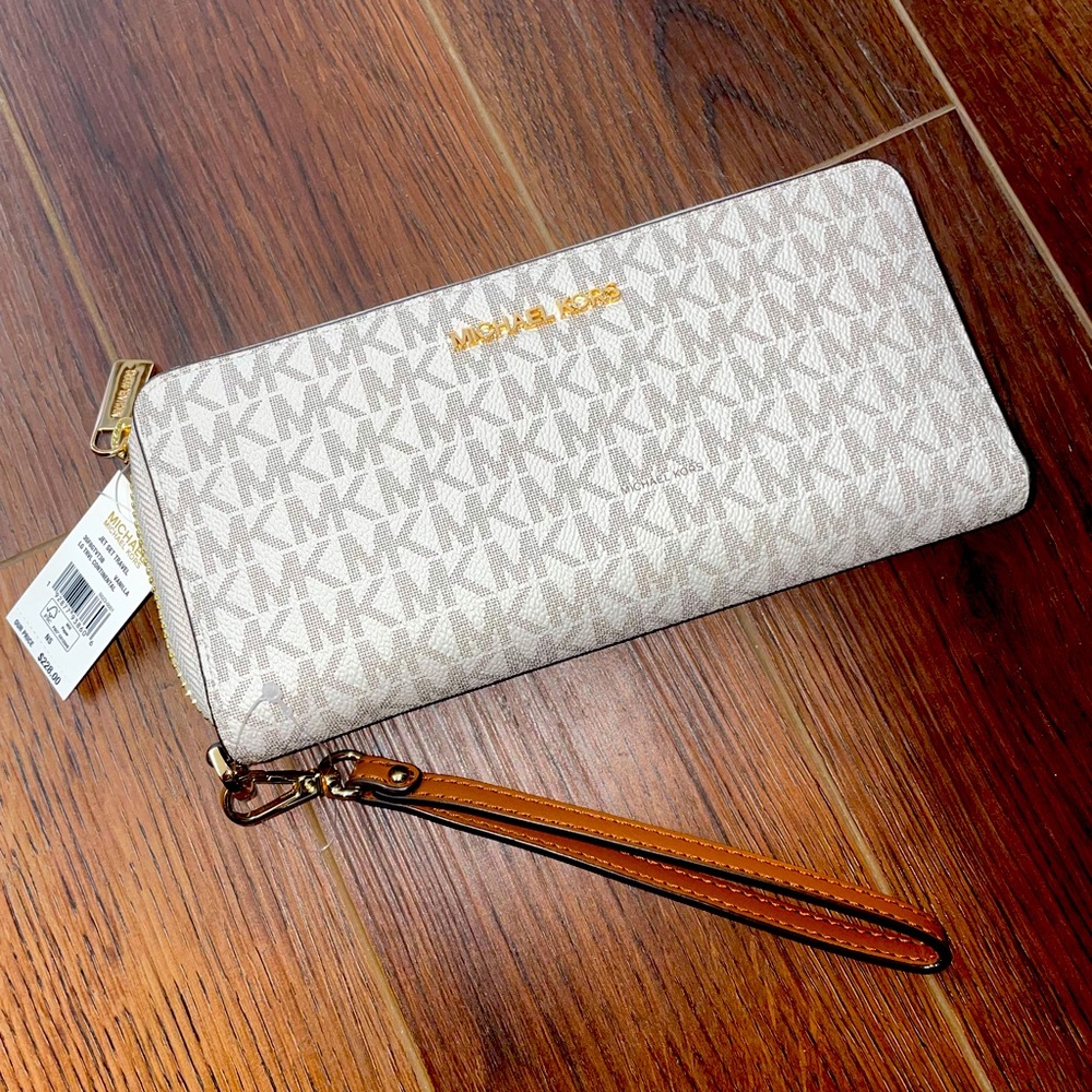 NWT Michael Kors Vanilla Travel Wristlet